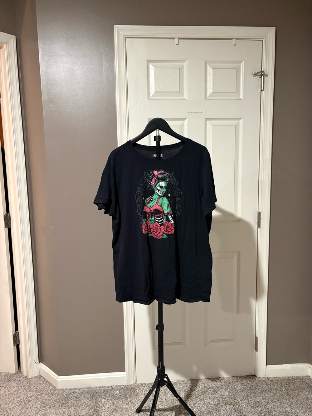 Heritage by Torrid Zombie Pinup Roses Graphic Tee Black Size 1